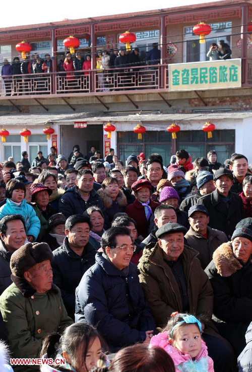 President Hu joins public to celebrate New Year