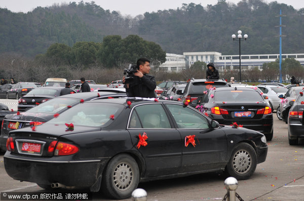 Wedding cars cause traffic jam in E China
