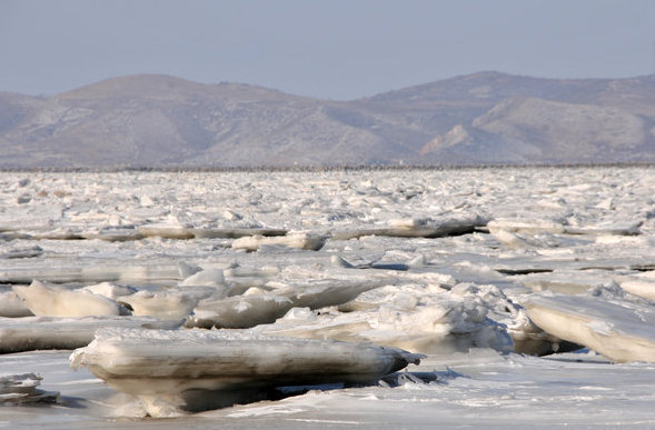 Bohai Sea freezes into massive ice rink