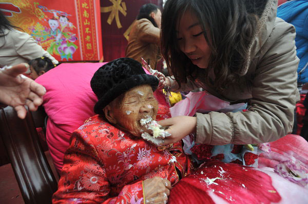 1,000 flock for blessing at 110th birthday feast