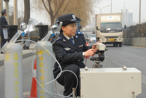 Beijing bans, fines high-emission vehicles