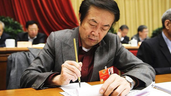 CPPCC member takes note with Chinese brush