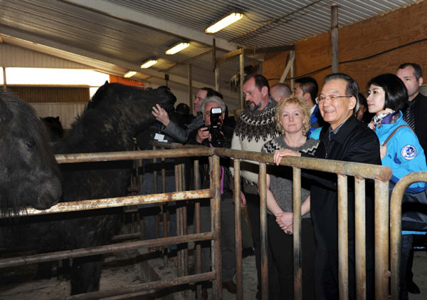 Premier Wen visits farm in Iceland