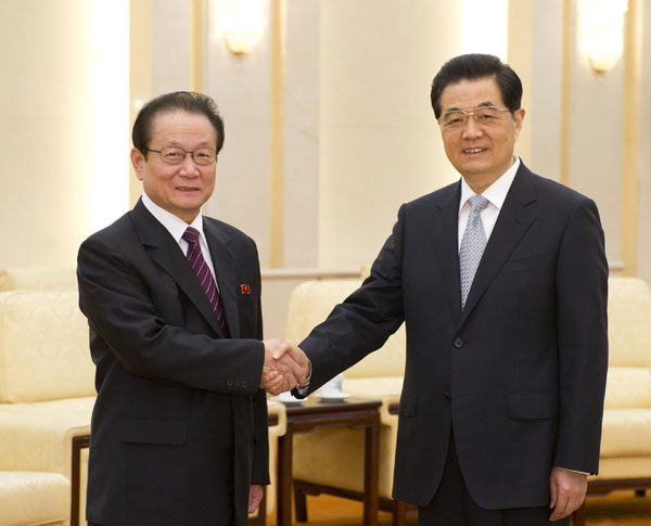 Hu talks advancing ties with DPRK guests