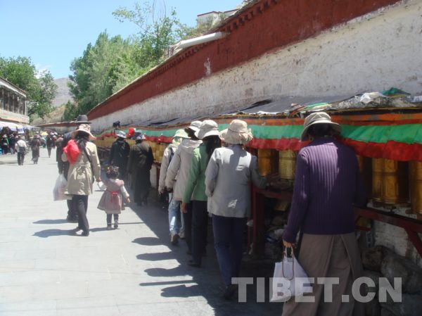 Impression of Lhasa: smiles