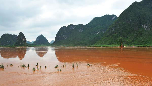 Mud floods village in South China