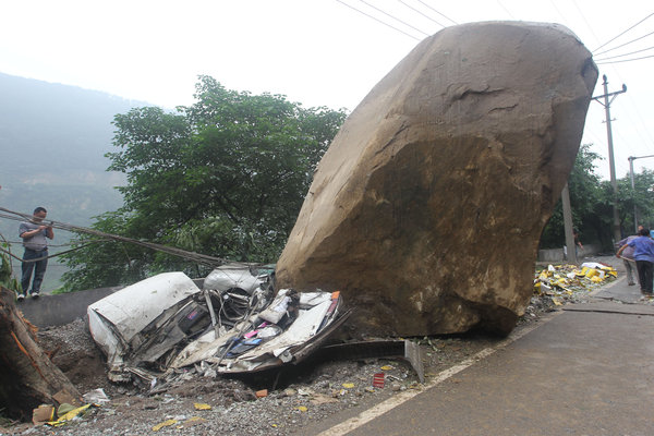3 injured, 5 cars crushed by falling rocks