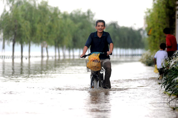 50 dead, 42 missing in China floods