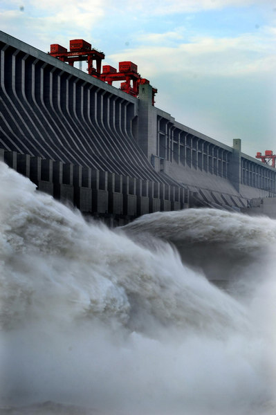Three Gorges Dam braces for flood peak