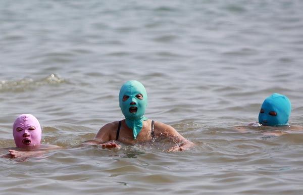Enjoy the beach day with nylon mask