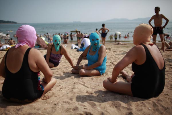 Enjoy the beach day with nylon mask