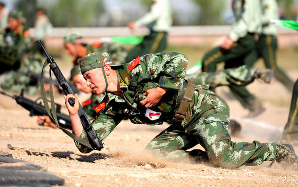 Soldiers take part in military training in N China