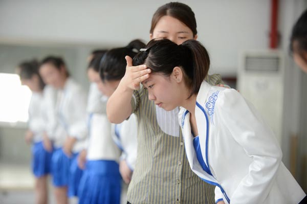 Freshmen receive etiquette training in E China