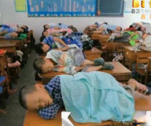 Children in NW China nap on school desks