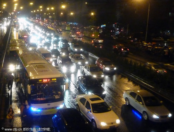 Beijing gridlocked before holiday week