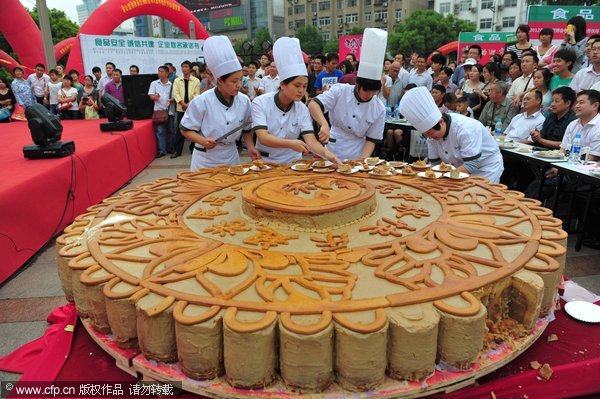 Mammoth mooncake served in E China
