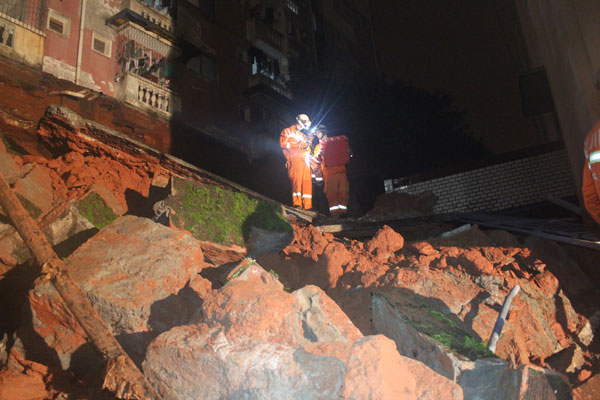 1,000 evacuated in campus collapse fear