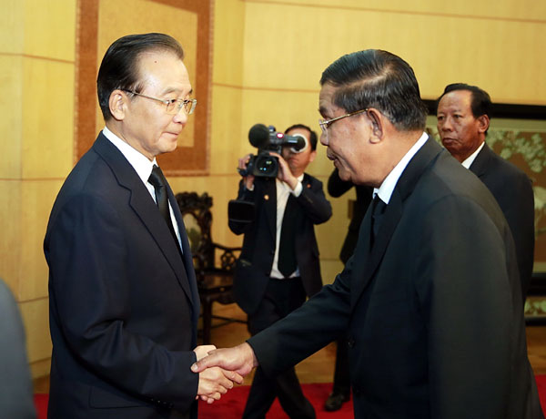 Wen visits Cambodian royals for condolence