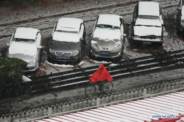 Cold wave brings heavy snow, sleet to Beijing