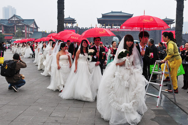 Migrant workers hold group wedding in Chongqing