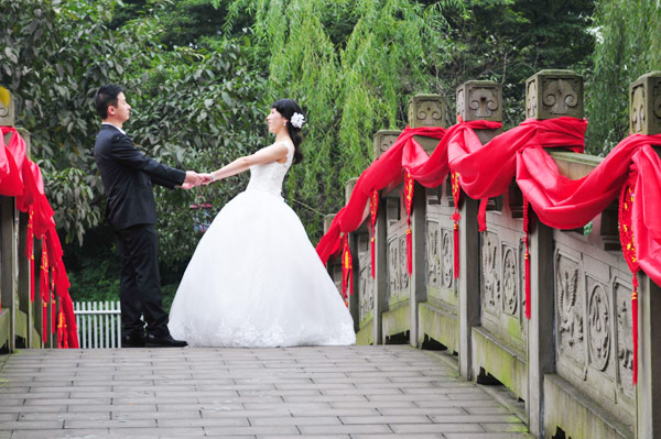 Migrant workers hold group wedding in Chongqing