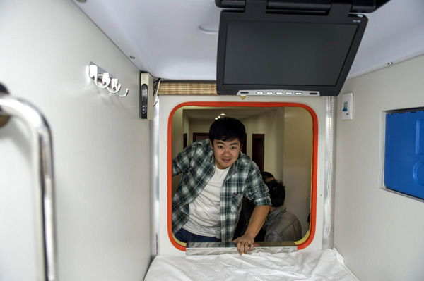 Would you stay in Chongqing's 1st capsule hotel?