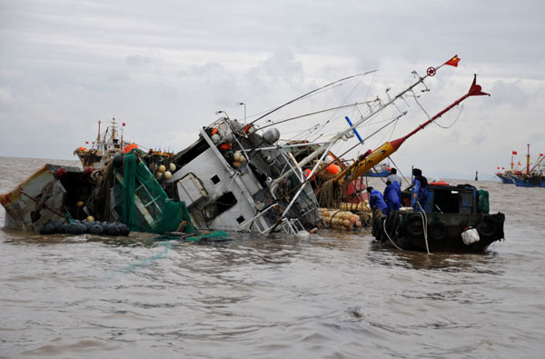 Fishing boat overturned off E. China coast