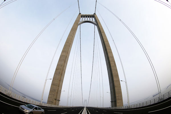 New suspension bridge over Yangtze in E China