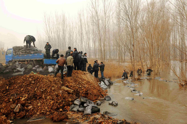 Workers battle to clean chemical spill in N China