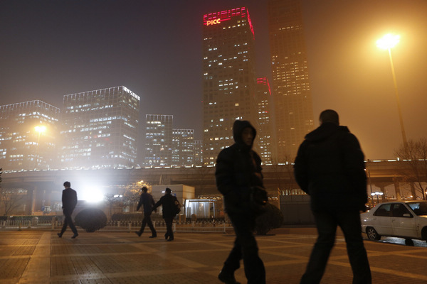 Dense fog shrouds Beijing