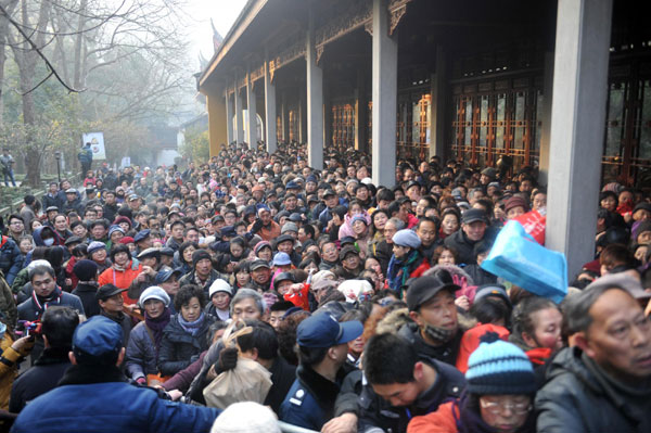 Temple distributes porridge, causing disorder Weekly photos: Jan 14 - 20