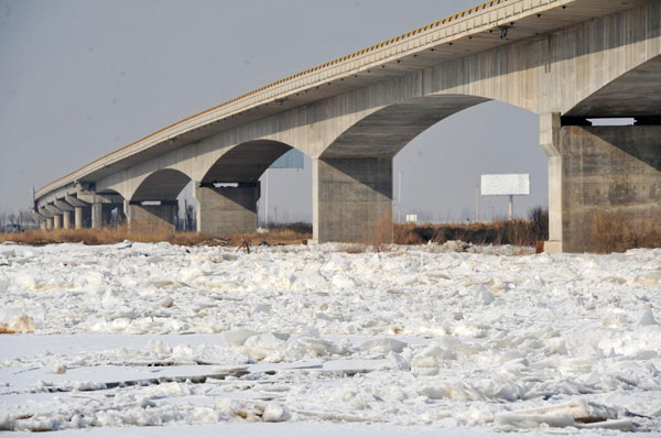 Yellow River frozen by cold snap