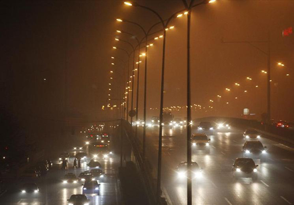 Beijing chokes on lingering smog