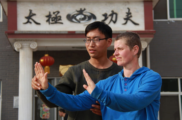 Foreigners on tai chi vacations in China