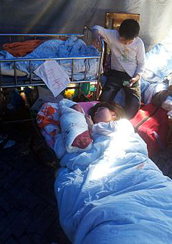 Quake baby born in makeshift tent