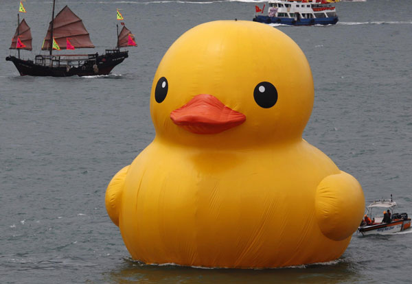 Rubber Duck falls into Victoria Harbor