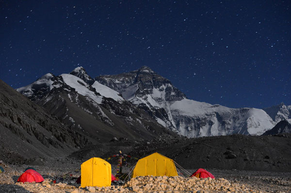 Photo taken on May 18, 2013 shows the scenery on the Himalaya Mountains (Qomolangma), southwest China's Tibet autonomous region. Climber rescued on Himalaya Mountains