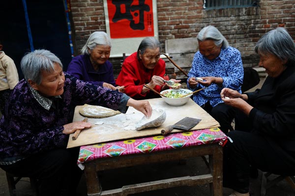 Wang Jingzhi makes dumplings with her four daughters in preparation of her 113th birthday celebration in Yangu county, Liaocheng city, East China's Shandong province, May 27, 2013. Oldest centenarian in town celebrates 113th