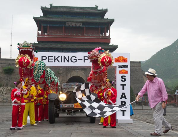A ceremony marks the beginning of the Beijing-to-Paris classic car rally at Juyongguan, Beijing, near the Great Wall, May 28, 2013. Beijing-to-Paris classic car rally launched