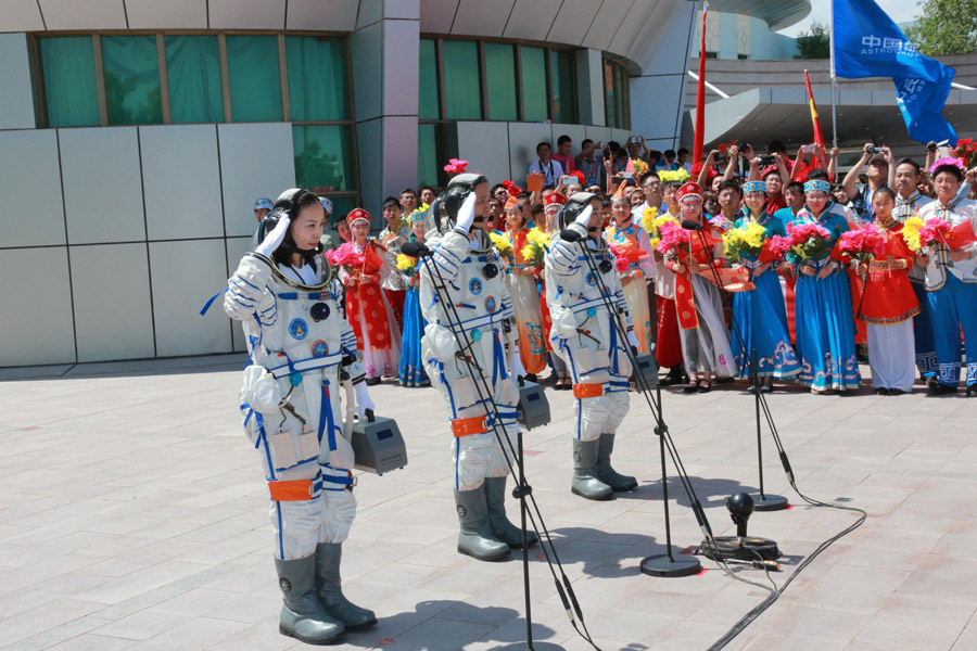 Shenzhou-X astronauts attend setting-out ceremony