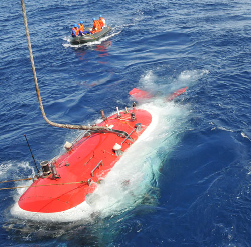 Manned submersible <EM>Jiaolong</EM> starts trial mission