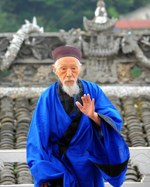 2,000 steps- a-day for 92-year-old Taoist