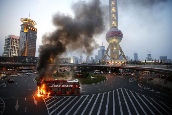 Double-decker bus caught fire in Shanghai