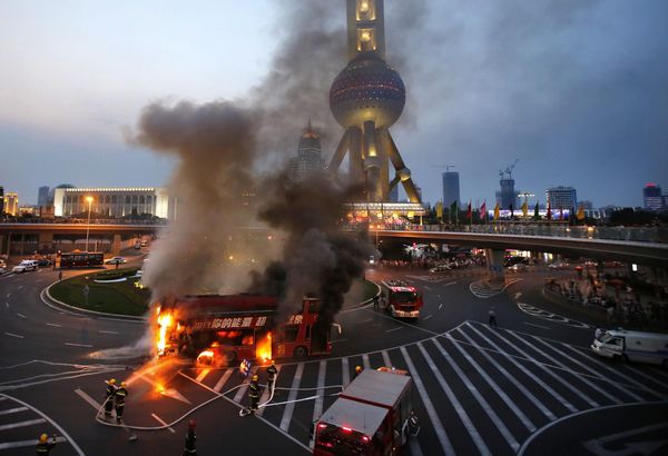 Double-decker bus caught fire in Shanghai