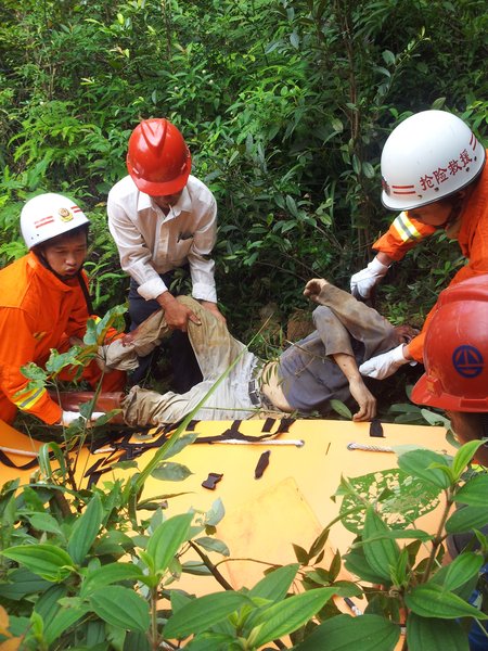 Construction site collapses bury 10 in S China