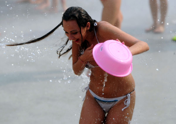 Splashing frenzy in S China