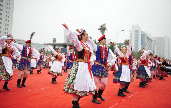 Folk customs parade in Luoyang