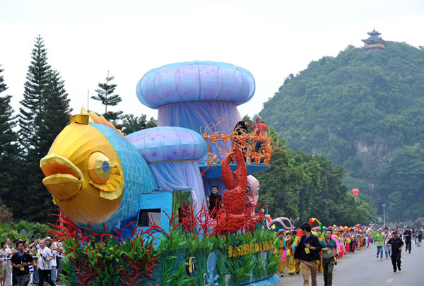 International carnival parade held in S China