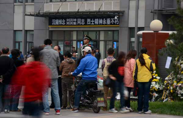People mourn Liu Hongkui and Liu Hongkun, the two firefighters who lost their lives in a shopping center fire in Shijingshan District of Beijing, Oct 13, 2013. Farewell to 2 fallen firefighters
