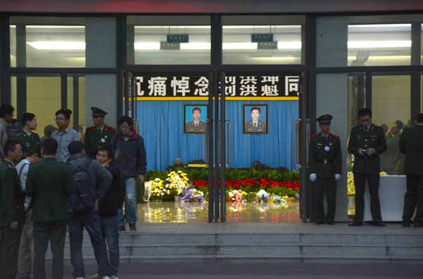 People mourn Liu Hongkui and Liu Hongkun, the two firefighters who lost their lives in a shopping center fire in Shijingshan District of Beijing, Oct 13, 2013. Farewell to 2 fallen firefighters